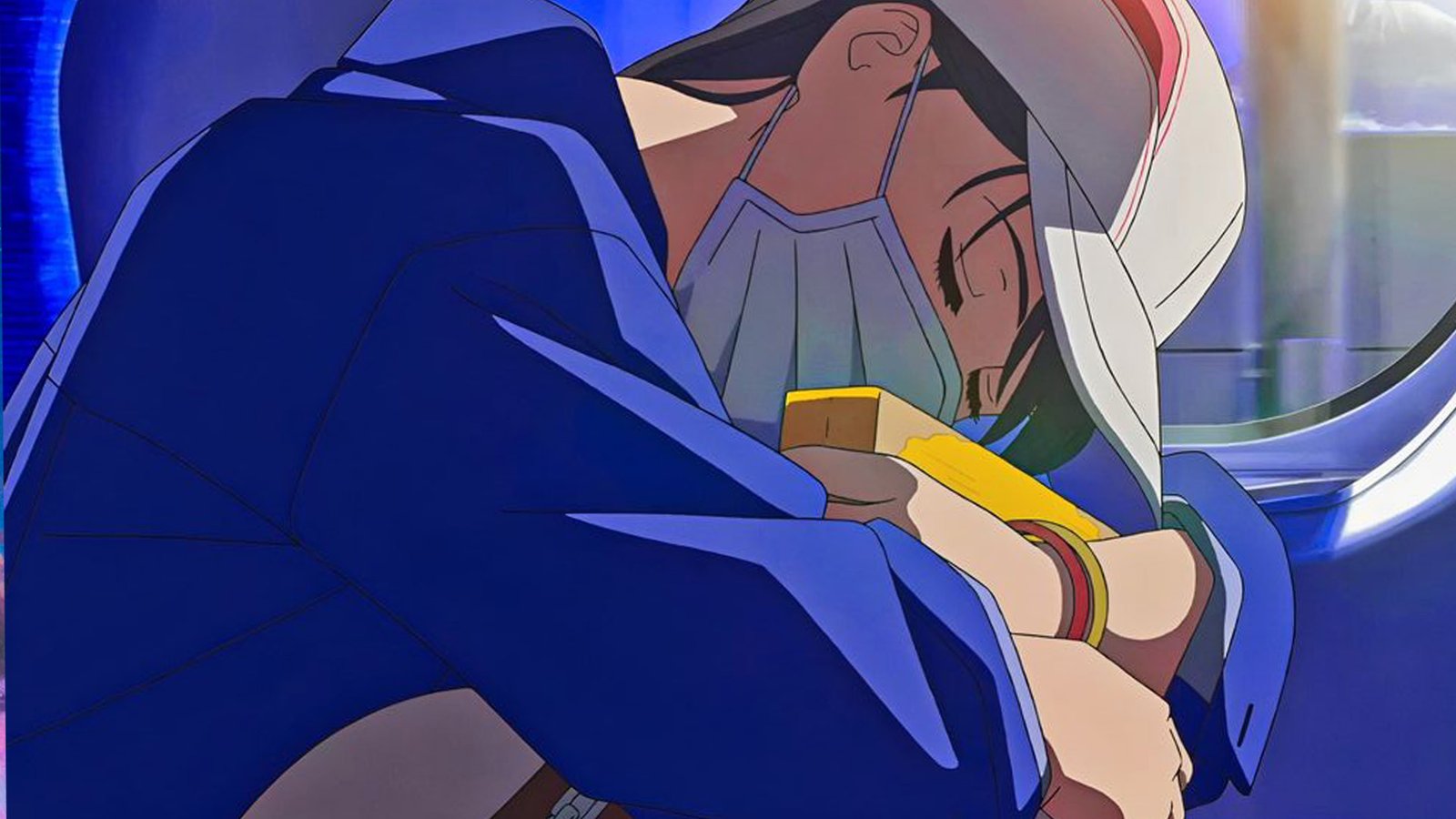 Suzume duerme abrazando a Souta, transformado en una silla, mientras lleva una gorra blanca, en una escena emocional que refleja el vínculo entre ambos en la película Suzume.